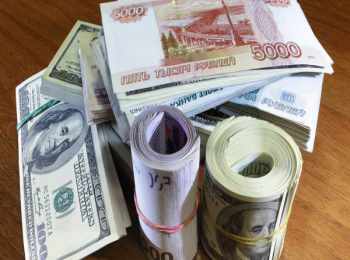Купюры разной валюты в рулончиках